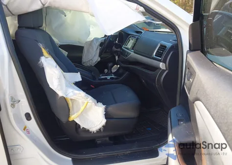 2019 Toyota Highlander Le z USA, uszkodzony, nr VIN 5TDZARFH7KS055132